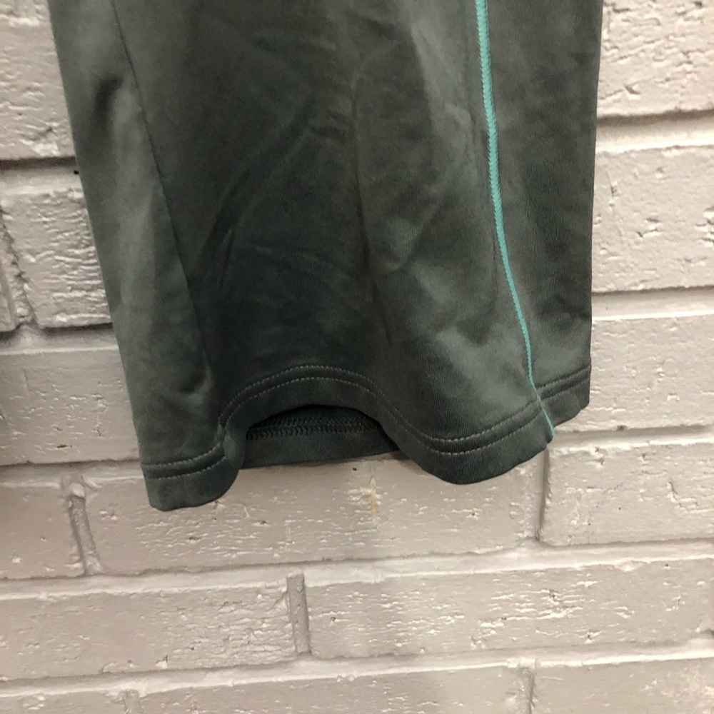 New Balance Women’s Gray‎ and Aqua Capri Pants - Picture 4 of 8
